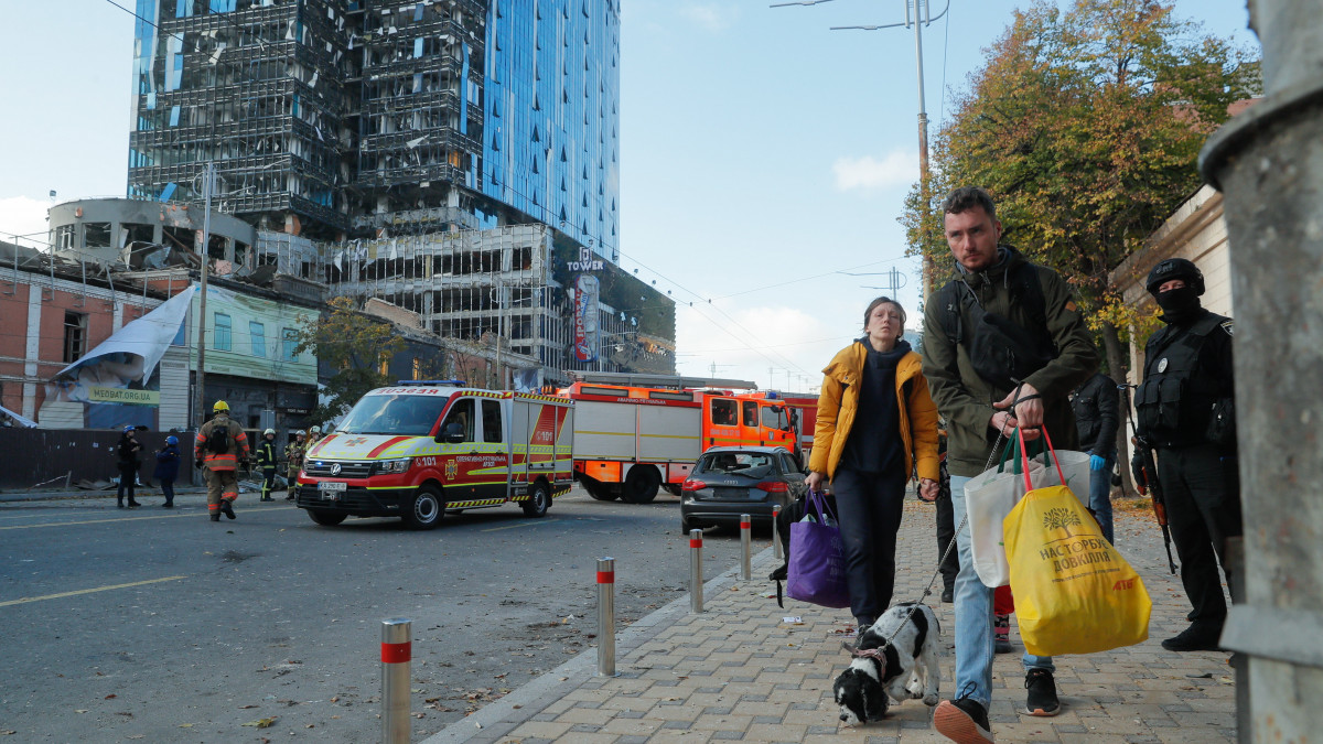 Kiköltöznek a lakók az egyik érintett kijevi negyedből 2022. október 10-én, miután az orosz erők rakétatámadást intéztek az ukrán főváros ellen. Legalább nyolc ember életét vesztette, 24 pedig megsebesült.