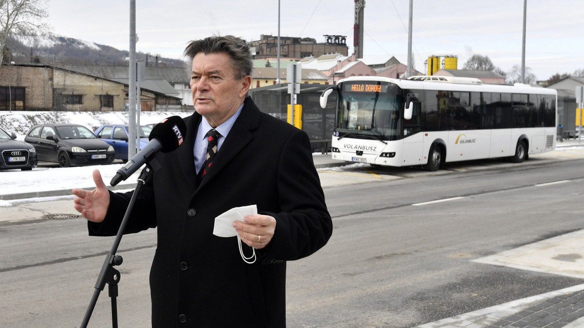 Tittmann János polgármester beszél a dorogi buszpályaudvar átadásán 2021. január 15-én. A 360 járatot kiszolgáló létesítménnyel intermodális közlekedési csomópont jött létre, közvetlen vasúti átszállással. A buszpályaudvar a Rákosrendező - Esztergom vasútvonal villamosítása és kiegészítő építési munkák projekt részeként valósult meg Dorogon.