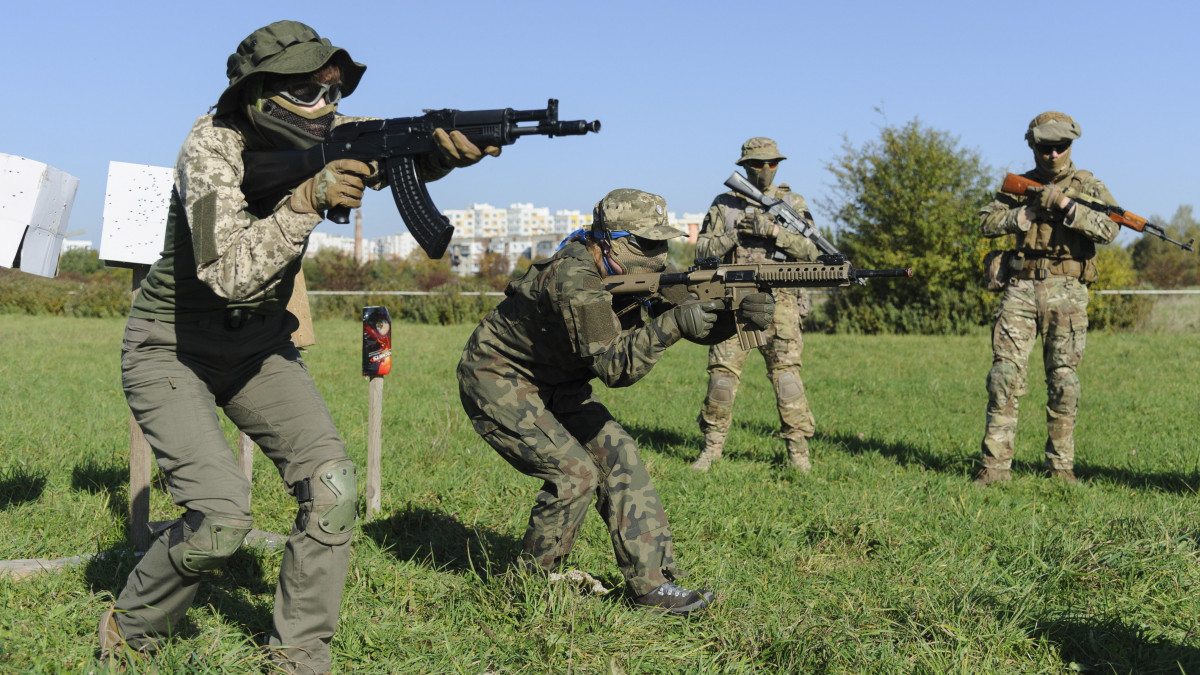 Ukrán civilek katonai képzést kapnak a nyugat-ukrajnai Lemberg lőterén 2022. október 8-án, az Ukrajna elleni orosz háború alatt.