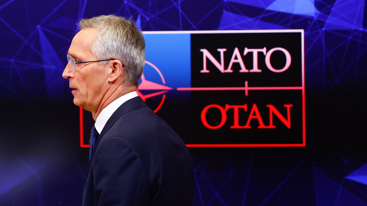 Jens Stoltenberg NATO-főtitkár sajtóértekezletet tart a védelmi szövetség brüsszeli székházában 2022. október 11-én. A NATO védelmi miniszterei október 12-én kezdenek kétnapos tanácskozást Brüsszelben.