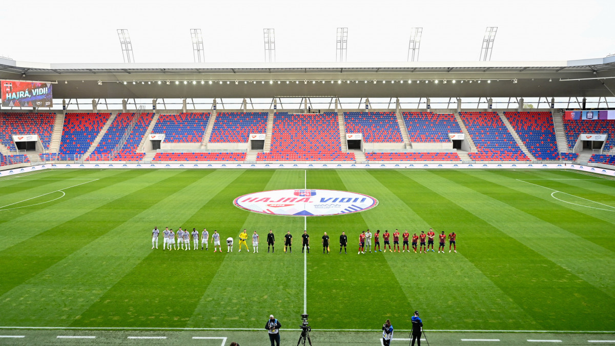 A székesfehérvári és az újpesti csapat a labdarúgó OTP Bank Liga 28. fordulójában játszott MOL Fehérvár FC  Újpest FC mérkőzés előtt a székesfehérvári Mol Aréna Sóstó stadionban 2021. április 10-én.