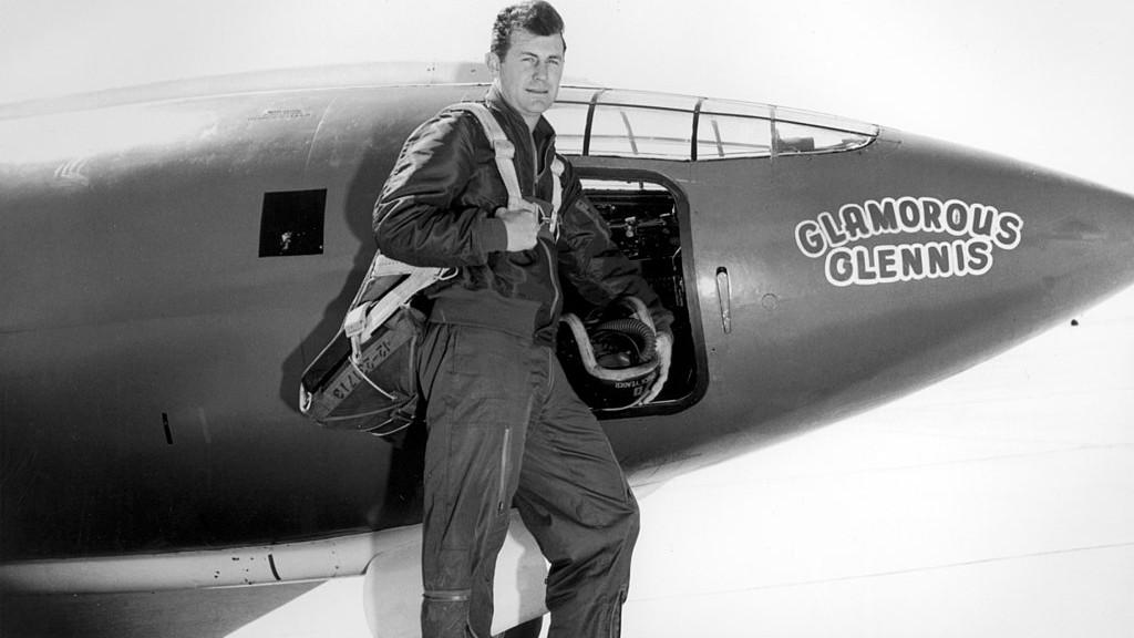 Chuck Yeager, amerikai pilóta, aki először lépte át a hanghatárt  egy Bell X-1 típusú repülőgéppel