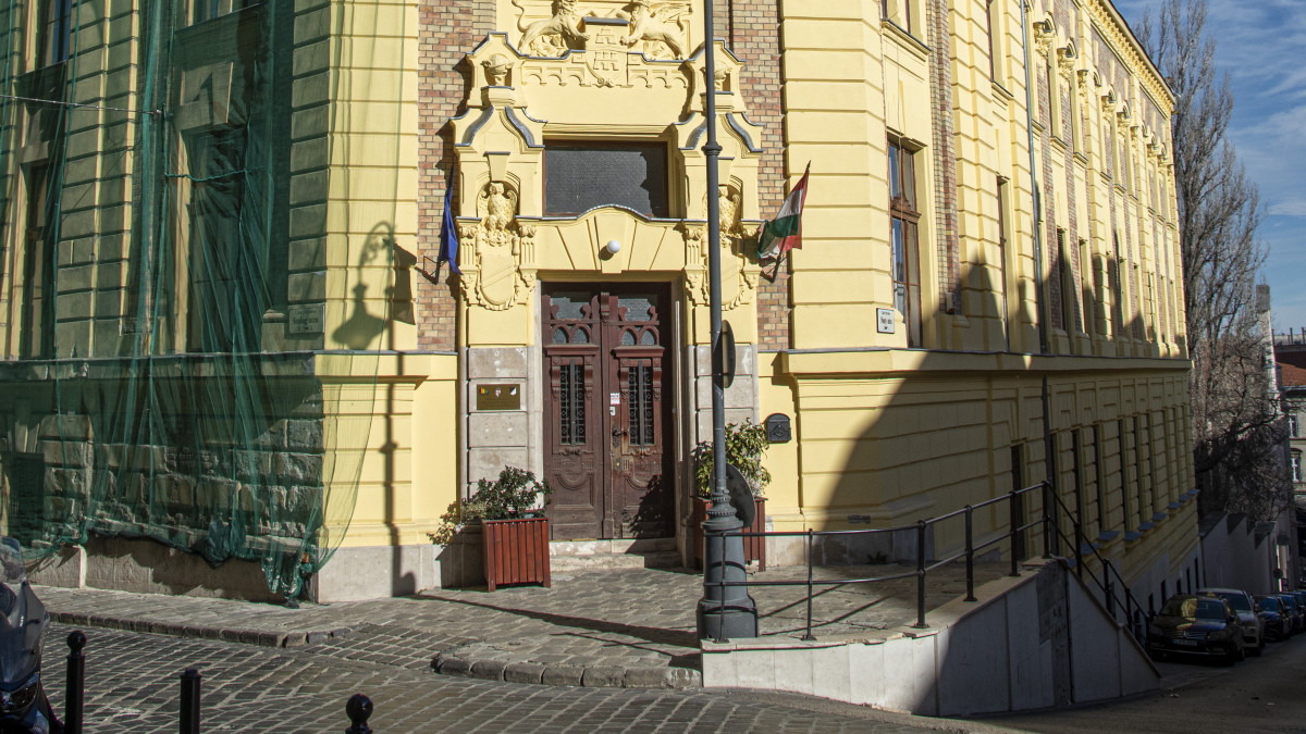 Felújítás alatt áll a Budapesti Gazdasági Szakképzési Centrum (BGSZC) Hunfalvy János Két Tanítási Nyelvű Közgazdasági Technikumának épülete a főváros I. kerületében, a Ponty utcában.