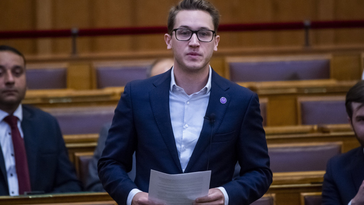 Bedő Dávid, a Momentum képviselője napirend előtt felszólal az Országgyűlés rendkívüli plenáris ülésén 2022. július 12-én.