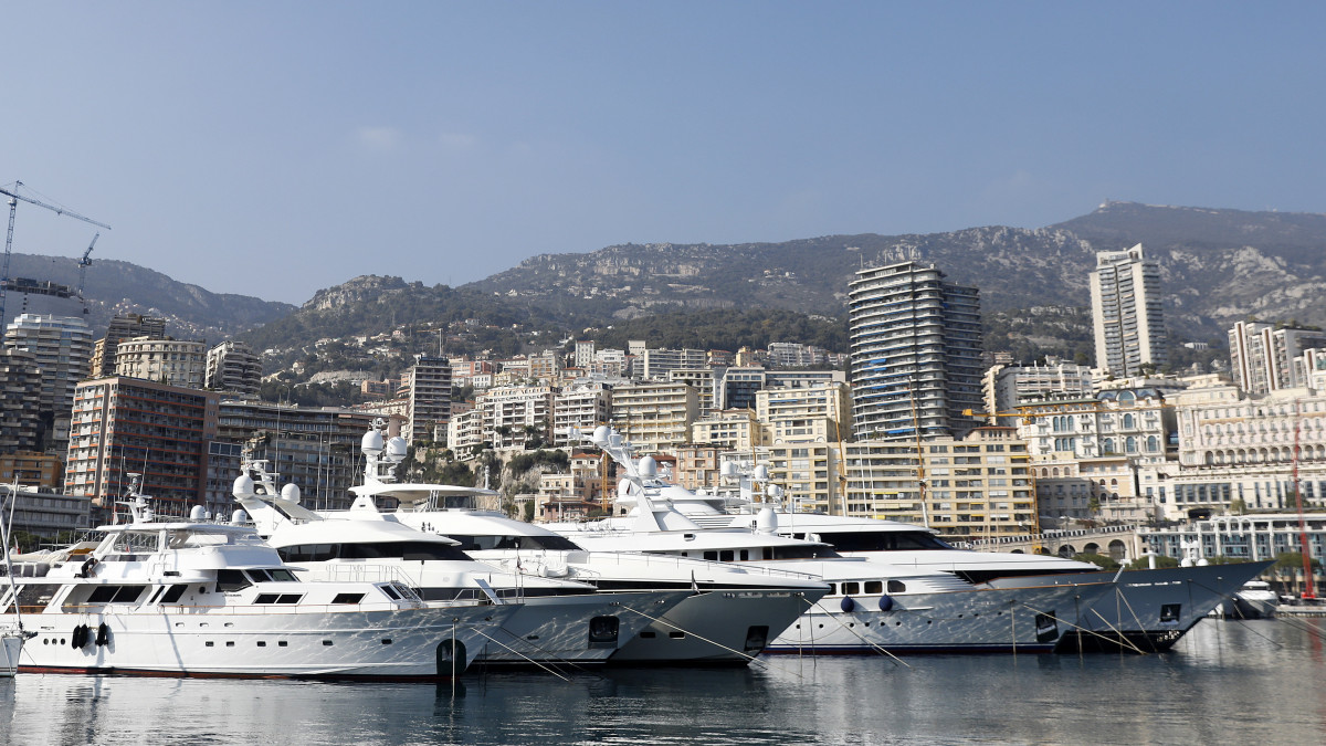Jachtok horgonyoznak az egyik monacói kikötőben 2022. március 9-én. Monaco is csatlakozott az Európai Unió orosz oligarchákat sújtó szankcióihoz. Vlagyimir Putyin orosz elnök február 24-én rendelte el katonai művelet végrehajtását Ukrajnában.