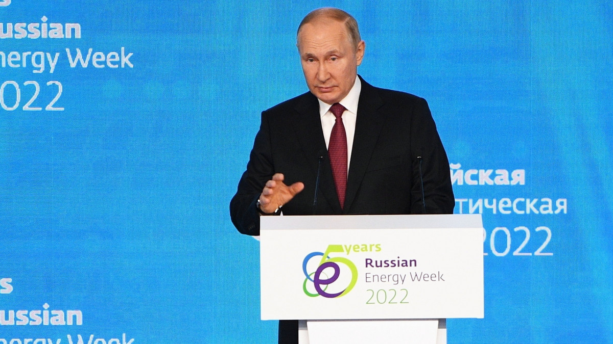 Vlagyimir Putyin orosz elnök beszédet mond az Orosz Energiahét 2022 nevű rendezvény plenáris ülésén 2022. október 12-én.