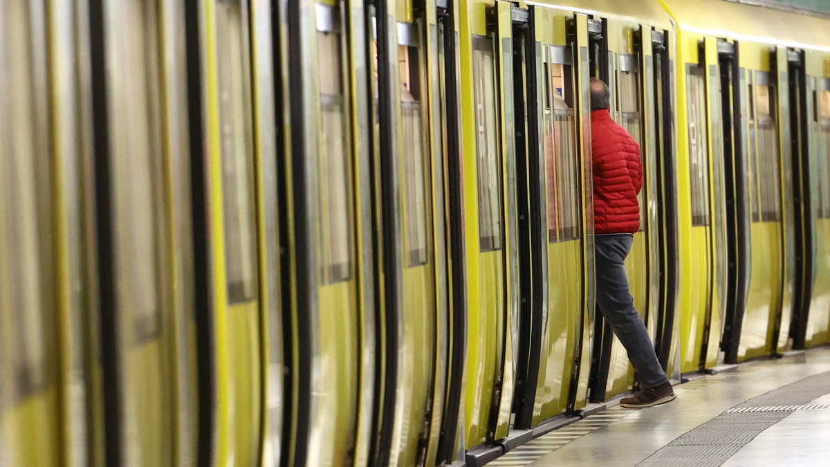 A passenger enters a subway train in Berlin, Germany September 27, 2022. REUTERS/Lisi Niesner