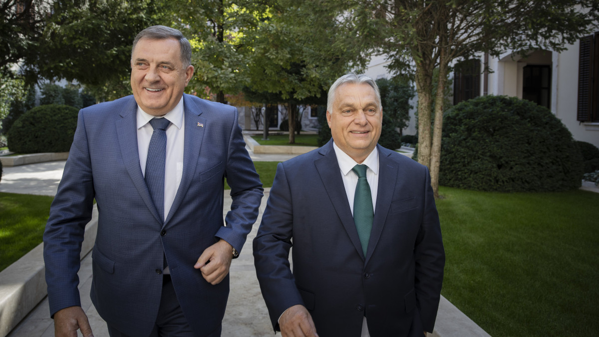 A Miniszterelnöki Sajtóiroda által közreadott képen Orbán Viktor miniszterelnök (j) fogadja Milorad Dodikot, Bosznia-Hercegovina államelnökségének szerb tagját, a boszniai szerbek közelmúltban újraválasztott vezetőjét a Karmelita kolostorban 2022. október 13-án.