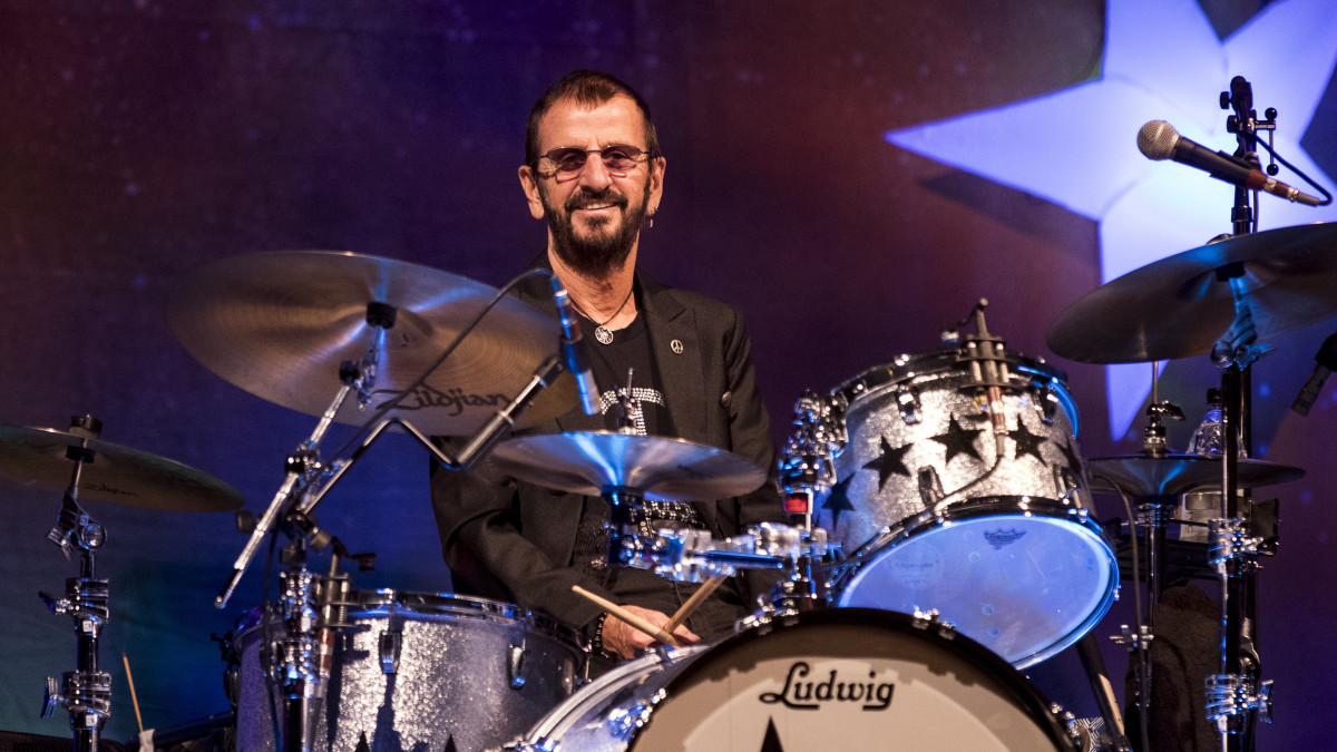 Párizs, 2018. június 7.Ringo Starr angol dobos, az egykori Beatles zenekar tagja fellép a Ringo Starr and His All Starr Band nevű zenekarával az együttes európai koncertkörútjának kezdőnapján, 2018. június 6-án Párizsban. (MTI/EPA/Etienne Laurent)