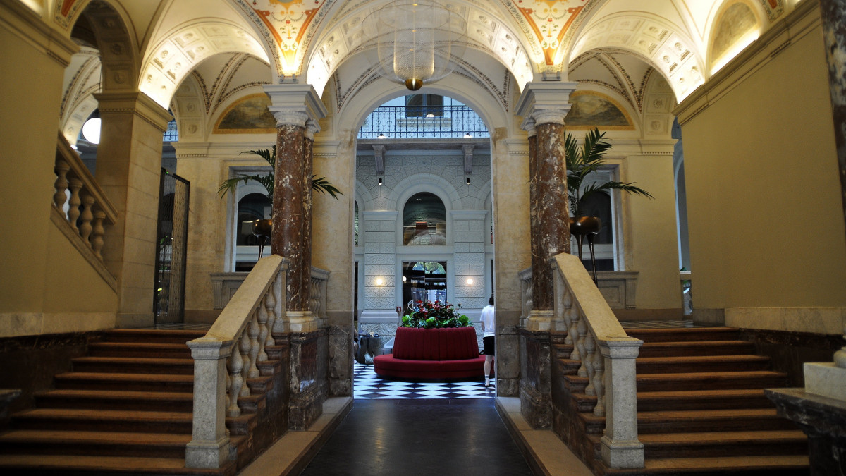Budapest, 2022. július 29. Az eredeti szépségét megőrizve rekonstruált Haggenmacher-palotaként ismert neoreneszánsz stílusú műemléképület belső tere a főváros VI. kerületében, az Andrássy úton. Az egykoron Schmahl Henrik tervei szerint 18811883-ban Haggenmacher Henrik malomipari nagykereskedő számára épült palota új funkciót kapott, miután easy Hotel Budapest Oktogon néven nyílt szálloda a falai között. Az Operaház épületével több esetben rokonságot mutató épületben korábban a lakóház funkció mellett a Fővárosi Szabó Ervin Könyvtár egyik fiókja is működött a megrendelő Haggenmacher család első emeleti korábbi hatszobás lakásában 1934-től. MTVA/Bizományosi: Balaton József