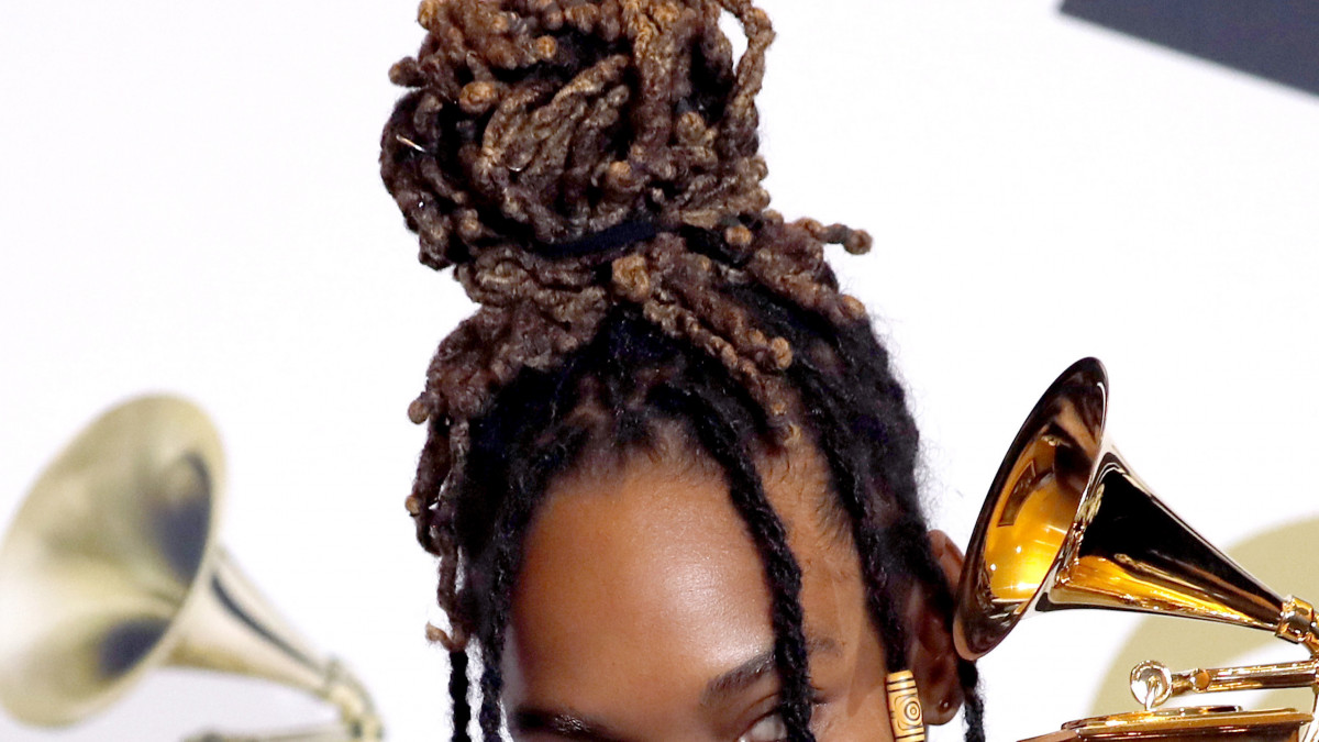 Koffee jamaicai énekesnő kezében a legjobb reggae albumnak járó elismeréssel a Grammy-díjak 62. átadási ünnepségén a Los Angeles-i Staples Centerben 2020. január 26-án.
