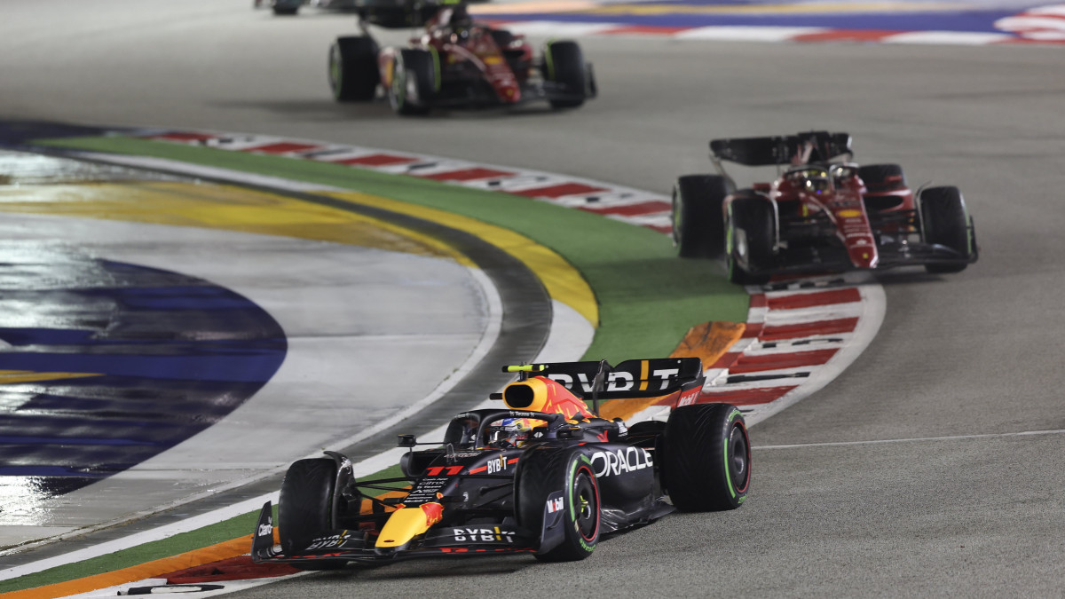 Sergio Pérez, a Red Bull mexikói versenyzője a Forma-1-es autós gyorsasági világbajnokság Szingapúri Nagydíján 2022. október 2-án.