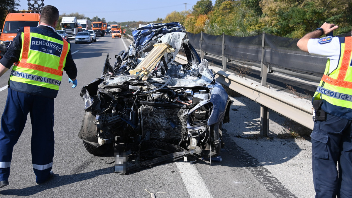 Ütközésben összeroncsolódott személygépkocsi az M1-es autópálya főváros felé vezető oldalán, Zsámbéknál 2022. október 14-én. A balesetben a személygépkocsi egy teherautóval ütközött össze, az autó vezetője a helyszínen meghalt.
