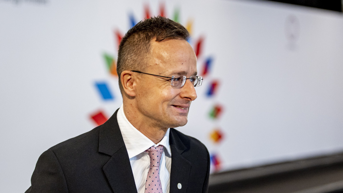 Szijjártó Péter külgazdasági és külügyminiszter érkezik az EU-tagállamok energiaügyekért felelős minisztereinek informális tanácskozására Prágában 2022. október 12-én, a kétnapos ülés második napján.
