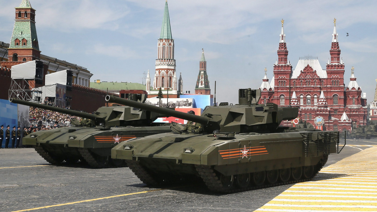 Moszkva, 2015. május 9.Orosz Armata T-14-es páncélozott harci járművek a győzelem napi katonai parádén Moszkvában 2015. május 9-én. Európában 1945. május 9-én ért véget a második világháború.