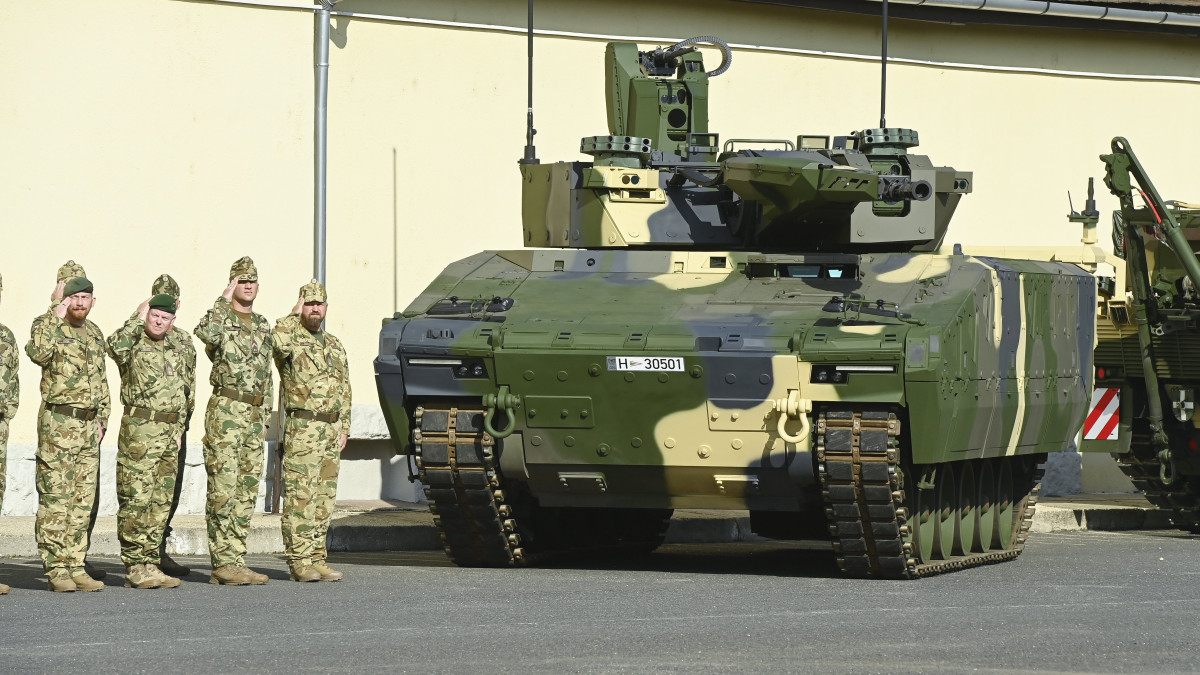 Katonák vonulnak az önkéntes katonai szolgálatot vállalók eskütételén, valamint a Lynx KF41 harcjárművek átadása alkalmából tartott ünnepségen a Petőfi Sándor Laktanyában 2022. október 15-én.