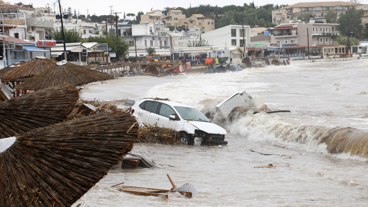 Οδυνηρές εικόνες της ελληνικής καταστροφής – μαίνονται σφοδρές καταιγίδες, αρκετοί άνθρωποι αγνοούνται
