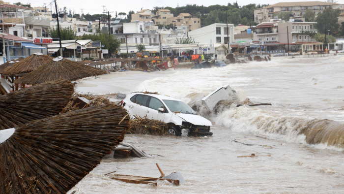 Fájdalmas képek a görög katasztrófáról - súlyos viharok tombolnak, többen eltűntek