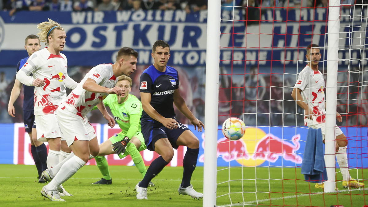 Wili Orbán, az RB Leipzig játékosa (b2) befejeli csapatának harmadik gólját a Hertha BSC ellen a német első osztályú labdarúgó-bajnokság 2022. október 15-i mérkőzésén a lipcsei Red Bull Arénában.
