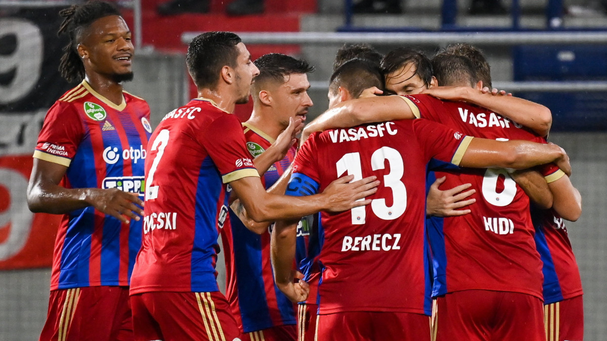 Az angyalföldi csapat tagjai ünnepelnek, miután gólt szereztek a labdarúgó OTP Bank Liga 4. fordulójában játszott Vasas FC- Budapest Honvéd mérkőzésen az Illovszky Rudolf Stadionban 2022. augusztus 21-én.