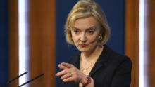 „Mélyállam” – Liz Truss visszatért a politikába   