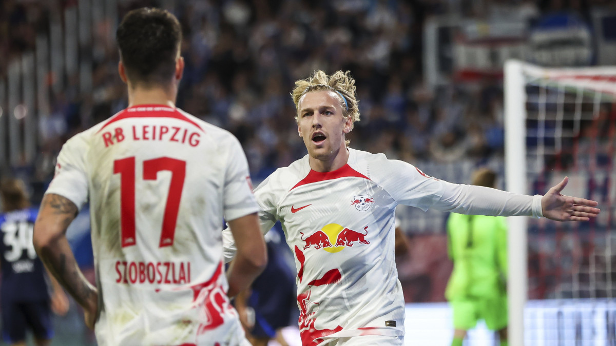 Lipcse, 2022. október 15.Emil Forsberg, az RB Leipzig játékosa (j) csapattársával, Szoboszlai Dominikkal, miután megszerezte csapatának első gólját a Hertha BSC ellen a német első osztályú labdarúgó-bajnokság 2022. október 15-i mérkőzésén a lipcsei Red Bull Arénában.