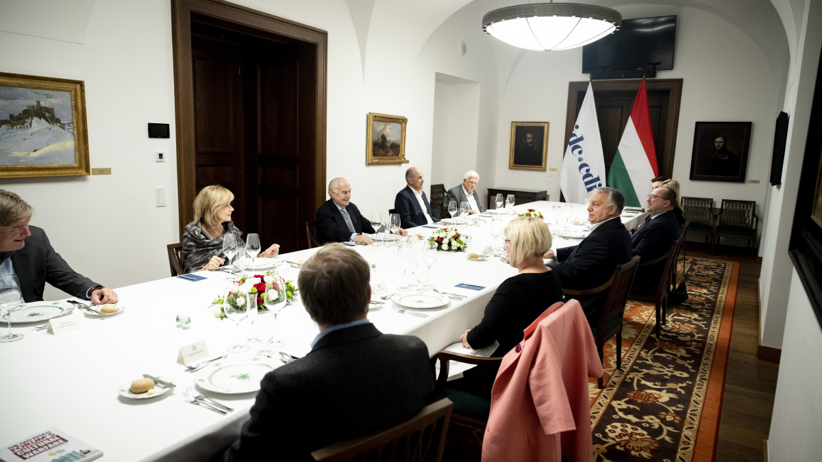 A Miniszterelnöki Sajtóiroda által közreadott képen Orbán Viktor miniszterelnök, a Fidesz elnöke (j2) a konzervatív pártokat tömörítő nemzetközi szervezet, a Kereszténydemokrata Internacionálé (CDI) vezető politikusai számára tart munkavacsorát a Karmelita kolostorban 2022. október 17-én. A kormányfő mellett Orbán Balázs politikai igazgató (j4, háttal), Gál Kinga, a Fidesz alelnöke (j3) és Németh Zsolt, az Országgyűlés külügyi bizottságának elnöke (j). Szemben Andres Pastrana korábbi kolumbiai államfő, a CDI elnöke (j3), Janez Jansa volt szlovén miniszterelnök, a CDI alelnöke (j2) és Antonio Lopez-Isturiz főtitkár (b).