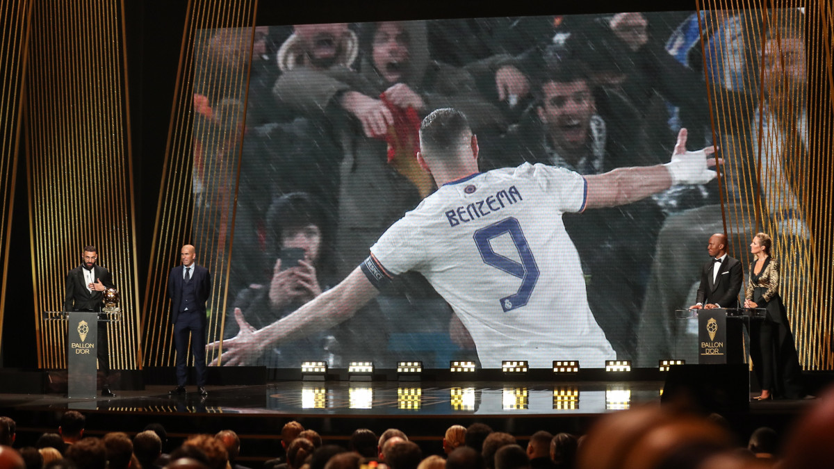 Karim Benzema francia válogatott labdarúgó, a Real Madrid játékosa (b), miután átvette az év legjobb labdarúgójának járó Aranylabdát Zinédine Zidane korábbi francia labdarúgótól, edzőtől a párizsi Chatelet Színházban rendezett gálán 2022. október 17-én. A díjat a France Football francia szaklap most rendhagyó módon a 2021-es és 2022-es év választása alapján ítélik oda.