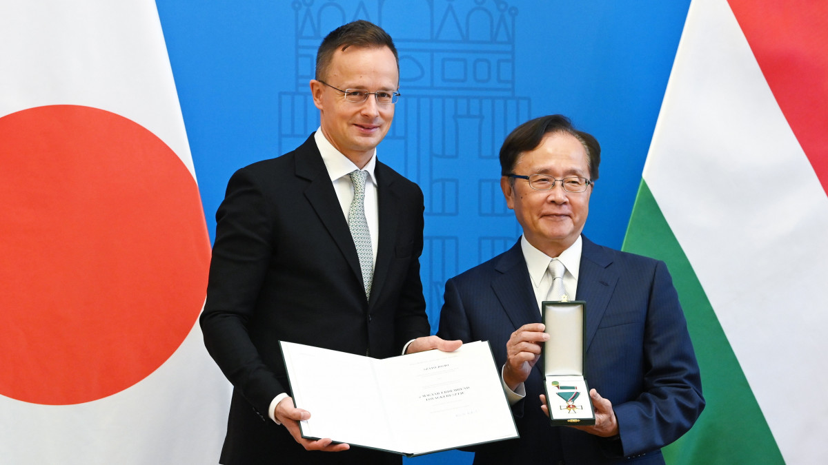 Budapest, 2022. október 18.Szato Josió, a Japán Üzleti Szövetség (Keidanren) európai tagozatának vezetője, miután átvette a Magyar Érdemrend lovagkeresztjét Szijjártó Péter külgazdasági és külügyminisztertől (b) a minisztériumban 2022. október 18-án.