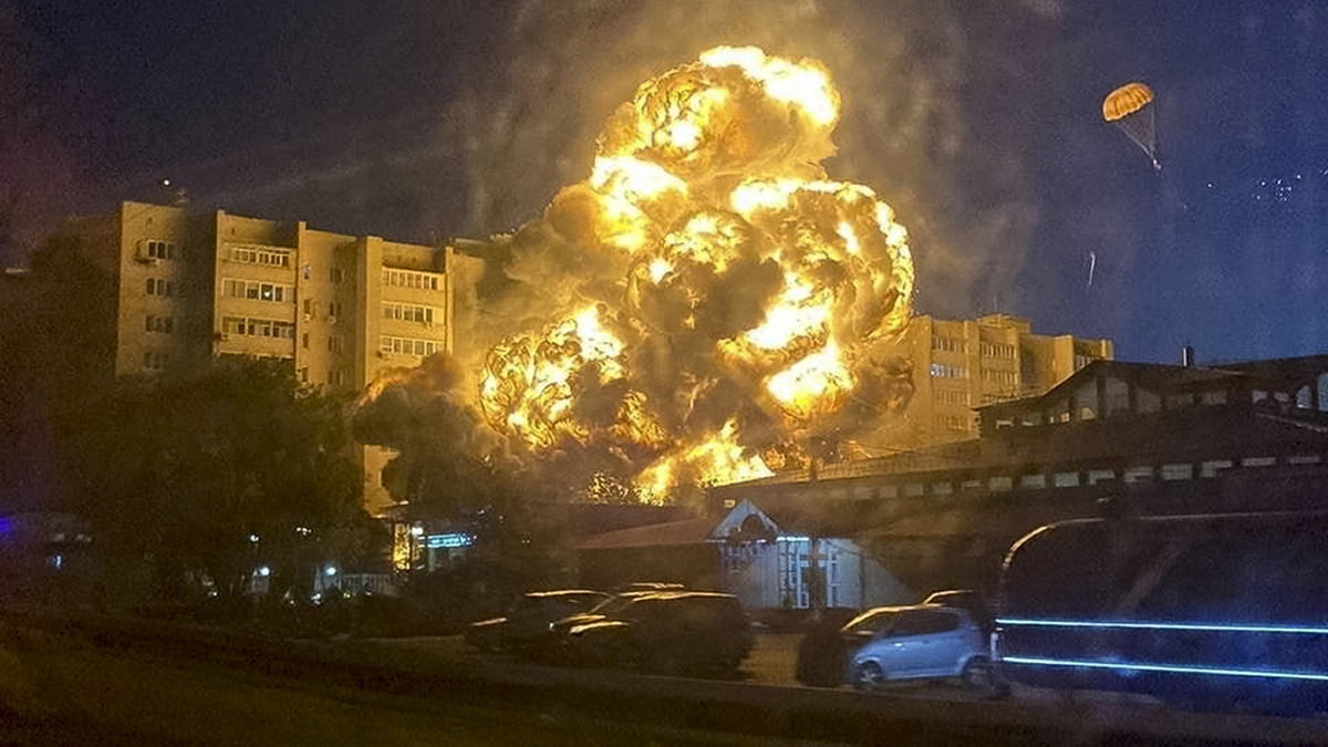 A Kooperativ Telegram Channel által közreadott képen lángol egy lakóépület, amelybe egy Szu-34-es orosz vadászbombázó zuhanás közben belecsapódott a dél-oroszországi Jejszk városában 2022. október 17-én. A szerencsétlenség következtében legkevesebb tizenhárman életüket vesztették, tizenkilencen megsérültek, az épület több szintje kigyulladt. A gép két pilótája sikeresen katapultált.