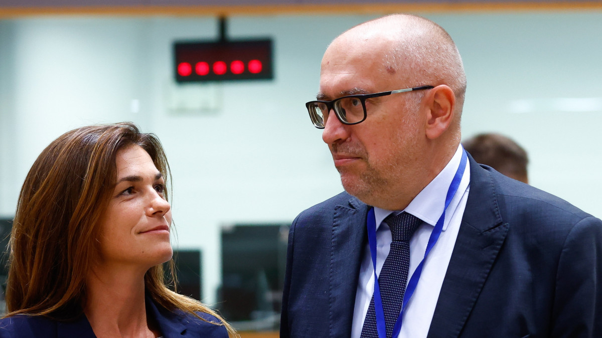Varga Judit igazságügyi miniszter (b) és Mikulas Bek, az Európai Unió soros elnökségét betöltő Csehország európai ügyekben illetékes minisztere az EU-tagországok általános uniós ügyekkel foglalkozó minisztereinek találkozóján Brüsszelben 2022. szeptember 20-án.