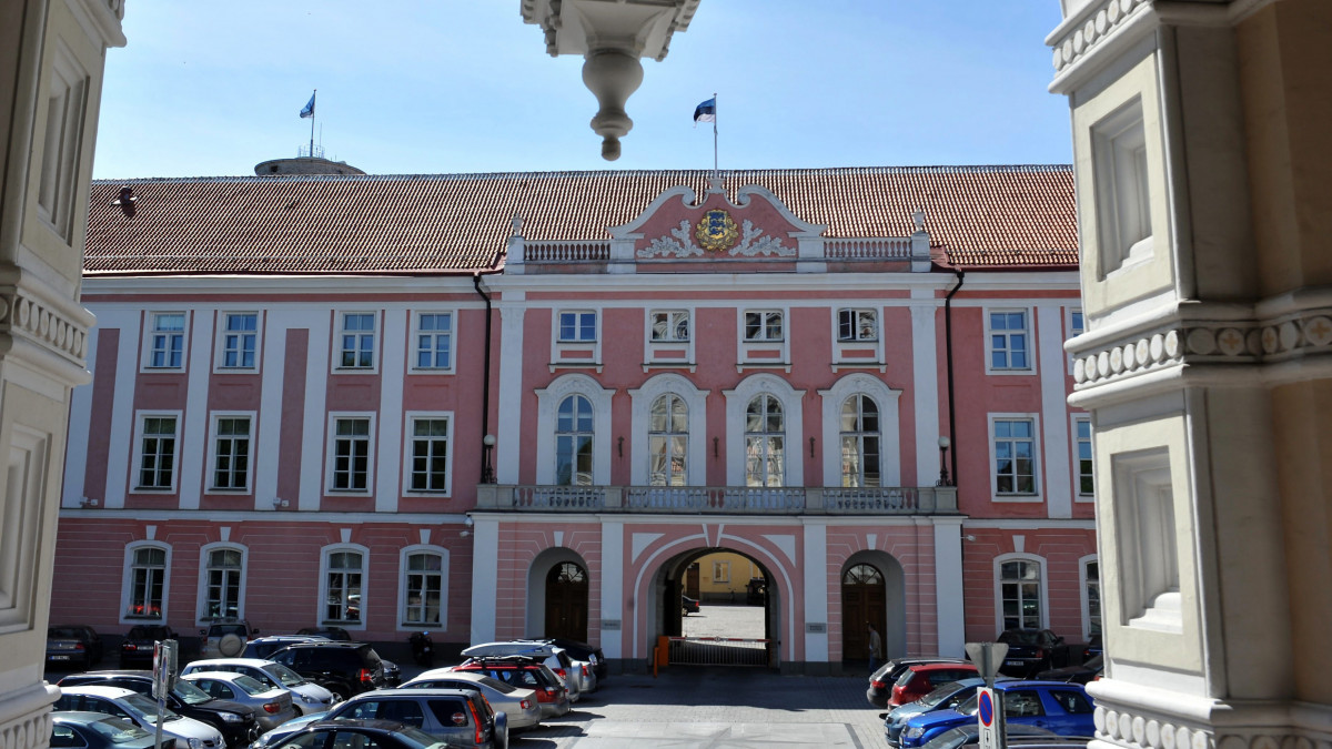 A tallinni Dómhegyi Palota épülete, amelyben ma az észt törvényhozás ülésezik. 