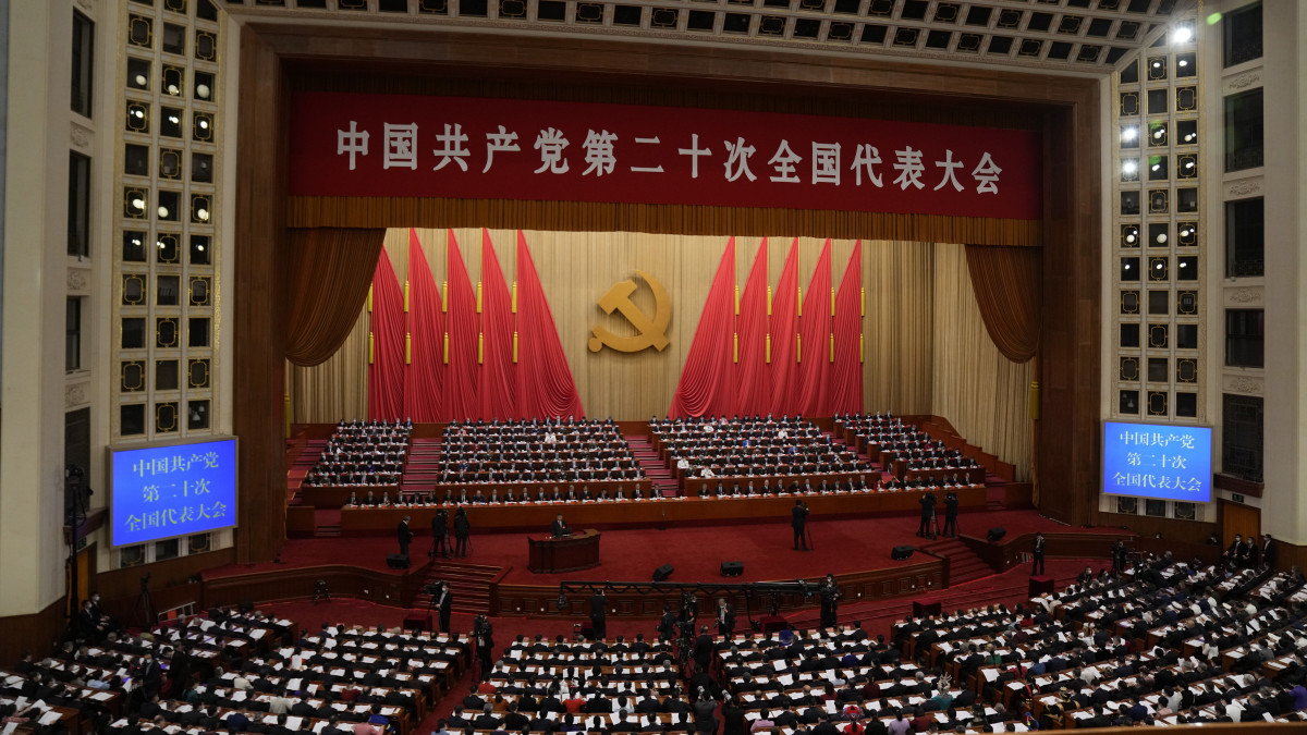 Hszi Csin-ping kínai elnök, a Kínai Kommunista Párt Központi Bizottságának főtitkára, a Központi Katonai Bizottság elnöke (k) beszél a KKP 20. kongresszusán a pekingi Nagy Népi Csarnokban 2022. október 16-án.