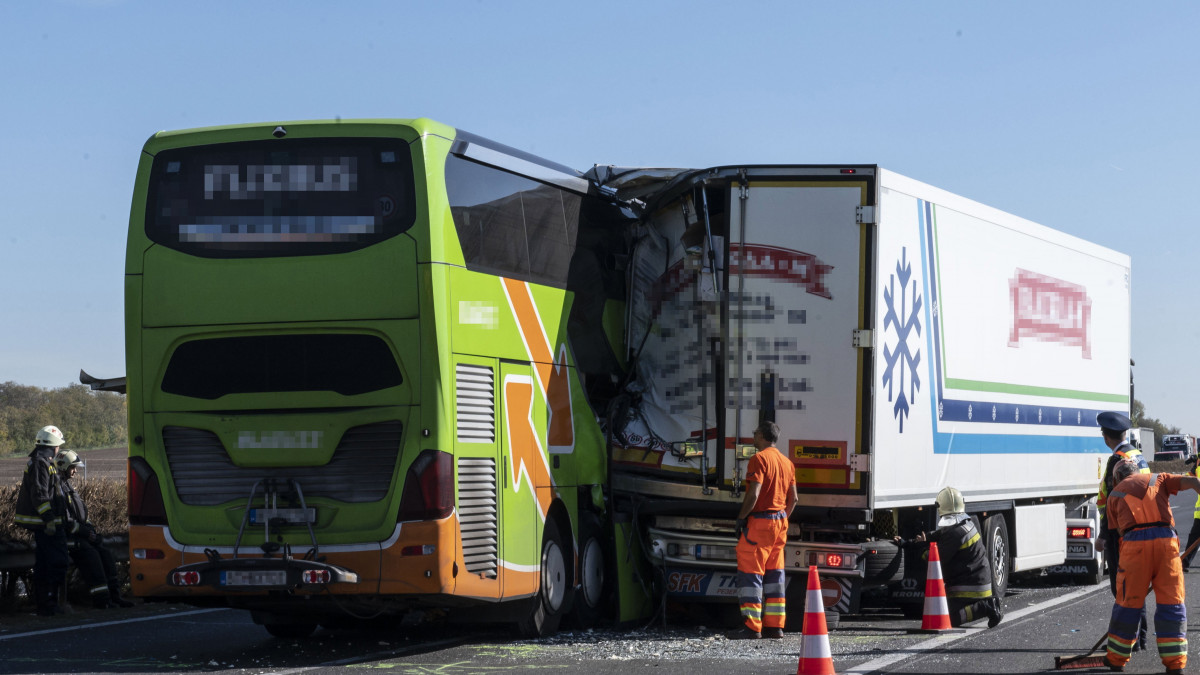 Sérült autóbusz és kamion, miután összeütköztek az M1-es autópálya főváros felé vezető oldalán a Komárom-Esztergom megyei Mocsa közelében 2022. október 18-án. A balesetben ketten megsérültek.