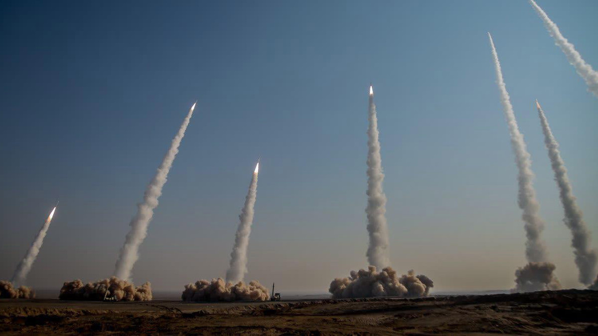 Az Iráni Forradalmi Gárda (IRGC) hivatalos honlapja (Sepahnews) által közreadott kép a gárda új generációs ballisztikus rakétáiról egy meg nem nevezett helyszínen rendezett hadgyakorlaton 2021. január 15-én. A Nagy Próféta 15 fedőnevű művelet során a gárda föld-föld ballisztikus rakéták korszerű típusait lőtte ki, és drónokat vetett be képzeletbeli célpontok ellen. A jelentés szerint a Dezful, a Zolfaghar és Zelzal típusú rakéták olyan leszerelhető robbanófejekkel voltak ellátva, amelyek az atmoszférán kívül is irányíthatók, és képesek áthatolni légvédelmi pajzsokon. A gárdának tíz napon belül ez volt a harmadik hadgyakorlata.