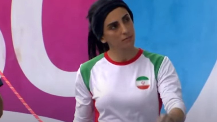 Hazaért a hidzsáb nélkül mászó iráni sportolónő – videó