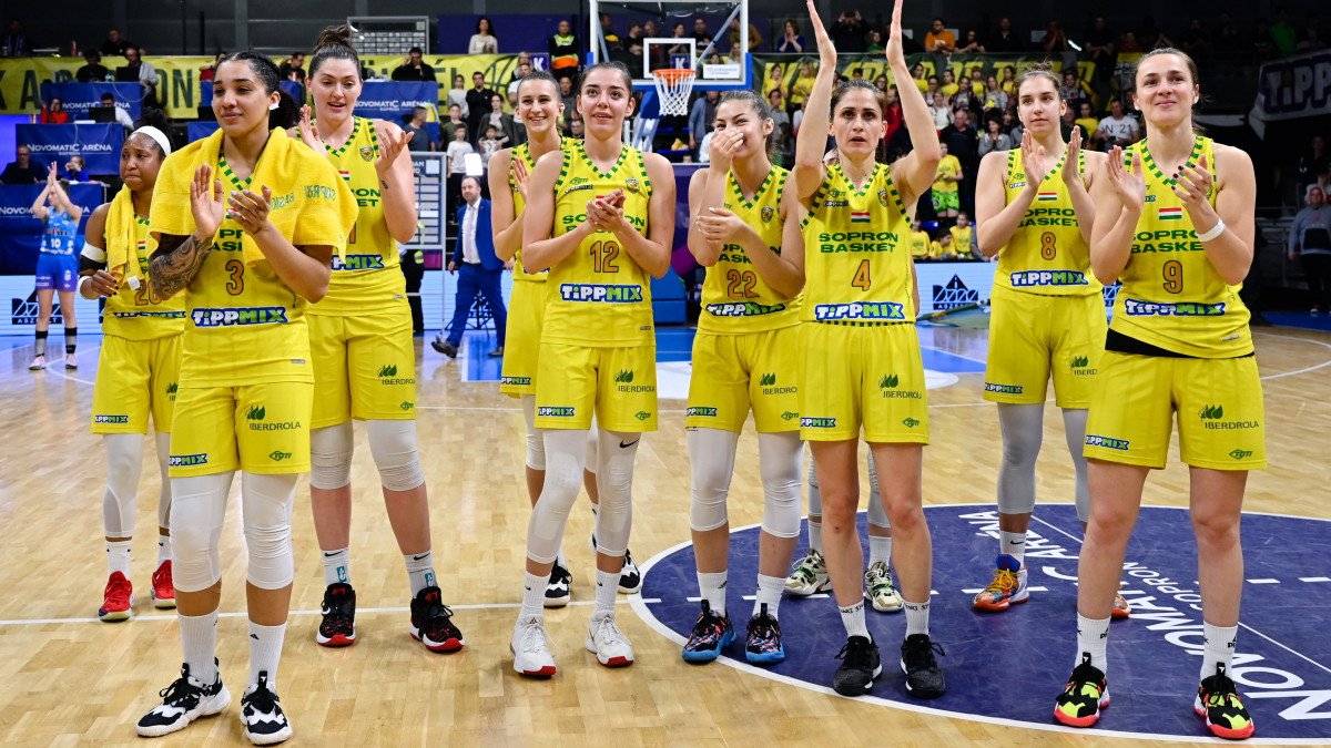 A Sopron Basket játékosai ünnepelnek a női kosárlabda NBI döntőjének harmadik találkozóján játszott Sopron Basket - KSC Szekszárd mérkőzés végén a soproni Novomatic Arénában 2022. április 23-án. A címvédő Sopron 74-52-re legyőzte a Szekszárdot, így 3-0-s összesítéssel megnyerte a párharcot, és begyűjtötte 15. aranyérmét.