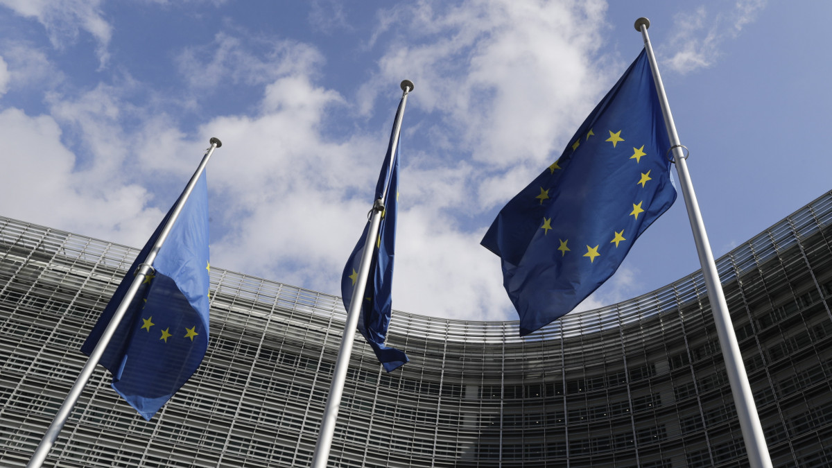 Az Európai Unió zászlói lengenek egy épület előtt Brüsszel európai negyedében 2022. augusztus 5-én. Augusztusban az európai uniós intézmények a nyári szünet miatt zárva tartanak.