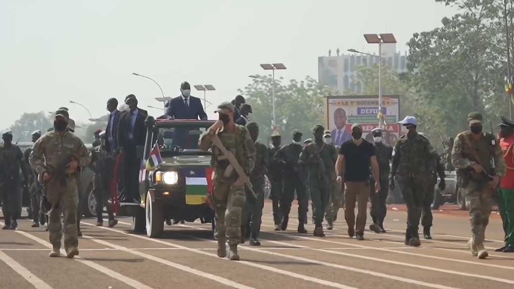 Az orosz Wagner-csoport zsoldosai kísérik a Közép-afrikai Köztársaság elnökét, a fővárosban Banguiban.