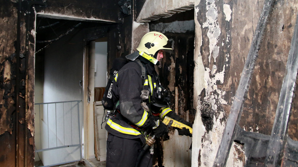 Tűzoltó dolgozik egy kiégett lakásban 2015. október 29-én Hajmáskéren, a Jókai lakótelepen, ahol eddig ismeretlen okból robbanás történt. A tűzben egy ember súlyosan megsérült, két lépcsőházból kitelepítették a lakókat.