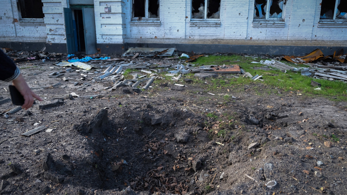 Bomba becsapódása nyomán keletkezett kráter egy iskola udvarán a kelet-ukrajnai Vuzlovijban 2022. október 14-én. A várost hat hónap orosz megszállás után sikerült visszafoglalniuk az ukrán erőknek.