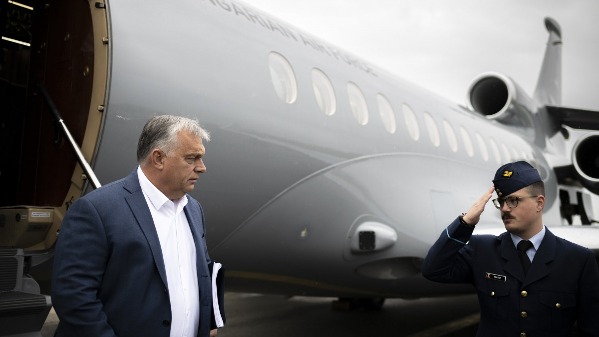 A Miniszterelnöki Sajtóiroda által közreadott képen Orbán Viktor miniszterelnök megérkezik Brüsszelbe 2022. október 20-án, ahol az Európai Unió állam-, illetve kormányfői kétnapos csúcstalálkozót tartanak.