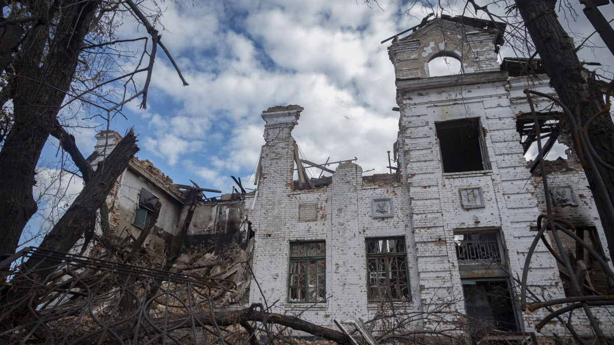 Megrongálódott iskolaépület a kelet-ukrajnai Vuzlovijban 2022. október 14-én. A várost hat hónap orosz megszállás után sikerült visszafoglalniuk az ukrán erőknek.