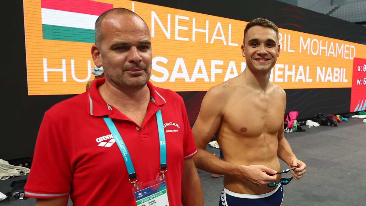 Virth Balázs edző (b) és Milák Kristóf olimpiai, világ- és háromszoros Európa-bajnok válogatott úszó a Duna Arénában 2022. június 16-án, a magyarországi vizes vb kezdete előtt két nappal.