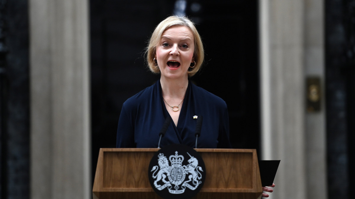 Liz Truss brit miniszterelnök bejelenti a lemondását a kormányzó Konzervatív Párt vezetői posztjáról a brit kormányfői rezidenciánál Londonban 2022. október 20-án. A lépés miniszterelnöki tisztségének megszűnését is jelenti.