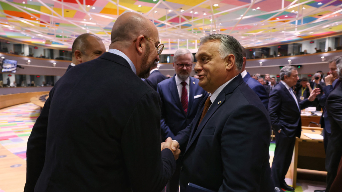 Az Európai Tanács által közreadott képen Orbán Viktor miniszterelnök (j) és Charles Michel, az Európai Tanács elnöke kezet fog az Európai Unió állam-, illetve kormányfőinek kétnapos csúcstalálkozóján Brüsszelben 2022. október 20-án.