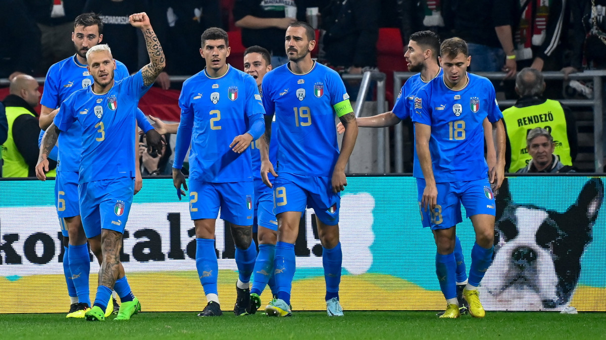 Az olasz csapat gólöröme a második gól után a labdarúgó Nemzetek Ligája A divíziója 3. csoportjában játszott Magyarország - Olaszország mérkőzésen a Puskás Arénában 2022. szeptember 26-án. Balra a gólszerző Federico Dimarco (b2).