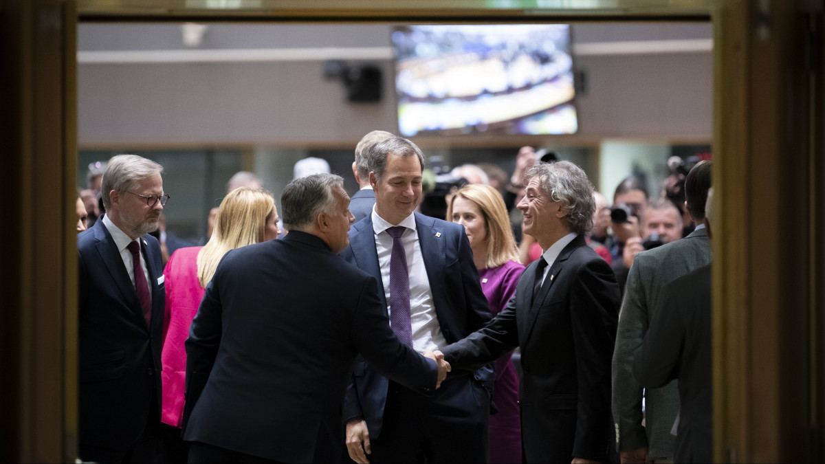 A Miniszterelnöki Sajtóiroda által közreadott képen Orbán Viktor magyar (b2), Petr Fiala cseh (b), Alexander De Croo belga (k) és Robert Golob szlovén miniszterelnök (j) az Európai Unió állam-, illetve kormányfőinek kétnapos csúcstalálkozója kezdete előtt Brüsszelben 2022. október 20-án.