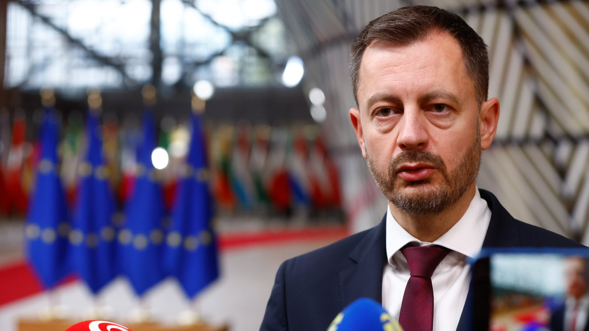 Eduard Heger szlovák miniszterelnök az EU-csúcstalálkozó második napi ülésére érkezik Brüsszelben 2022. október 21-én.
