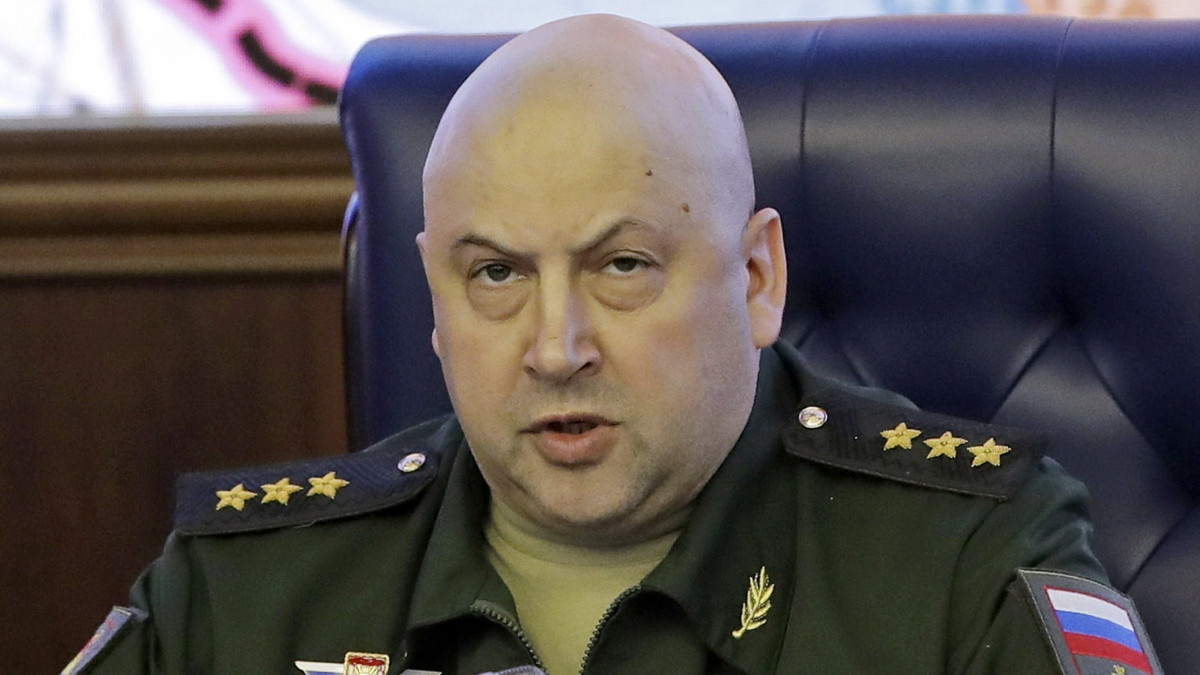 2017. június 9-én a moszkvai védelmi minisztériumban készített kép Szergej Szurovikin vezérezredesről, a Szíriában szolgáló orosz erők akkori parancsnokáról. Az orosz védelmi minisztérium 2022. október 8-án bejelentette, hogy Szurovikin tábornokot, a légierő főnökét kinevezik az Ukrajnában harcoló teljes orosz haderő parancsnokává.